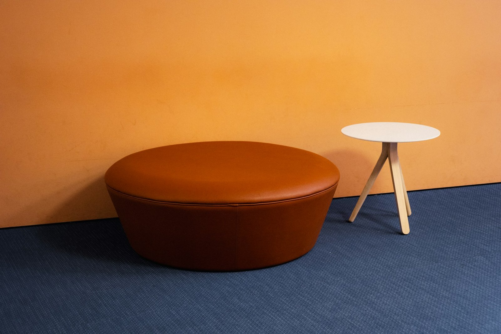 Kleiner dreibeiniger Tisch auf glattem Boden