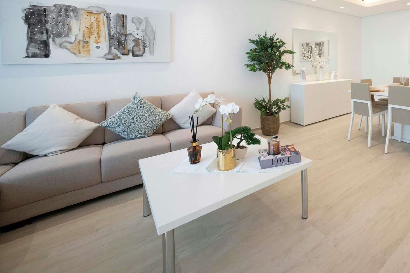 Metallischer höhenverstellbarer Möbelgleiter an einem Tischbein