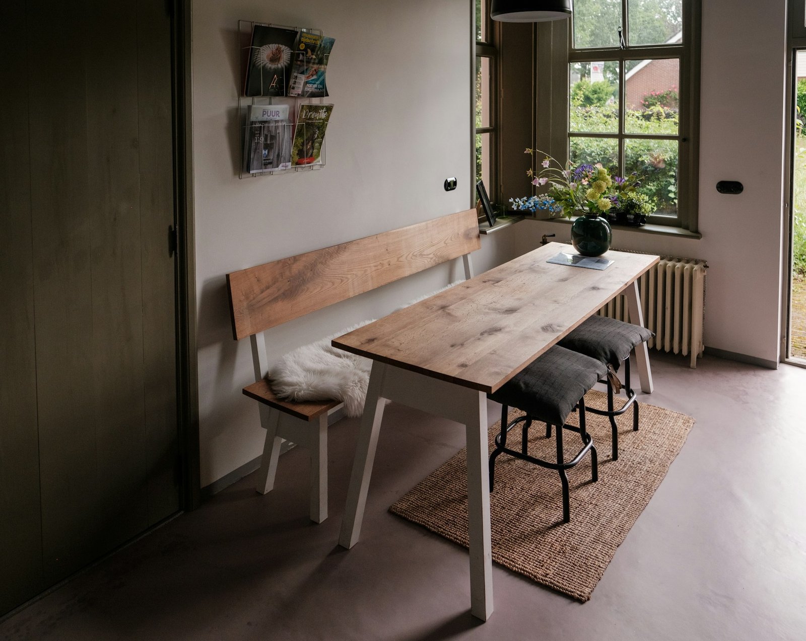 Esstisch auf unebenem alten Holzboden