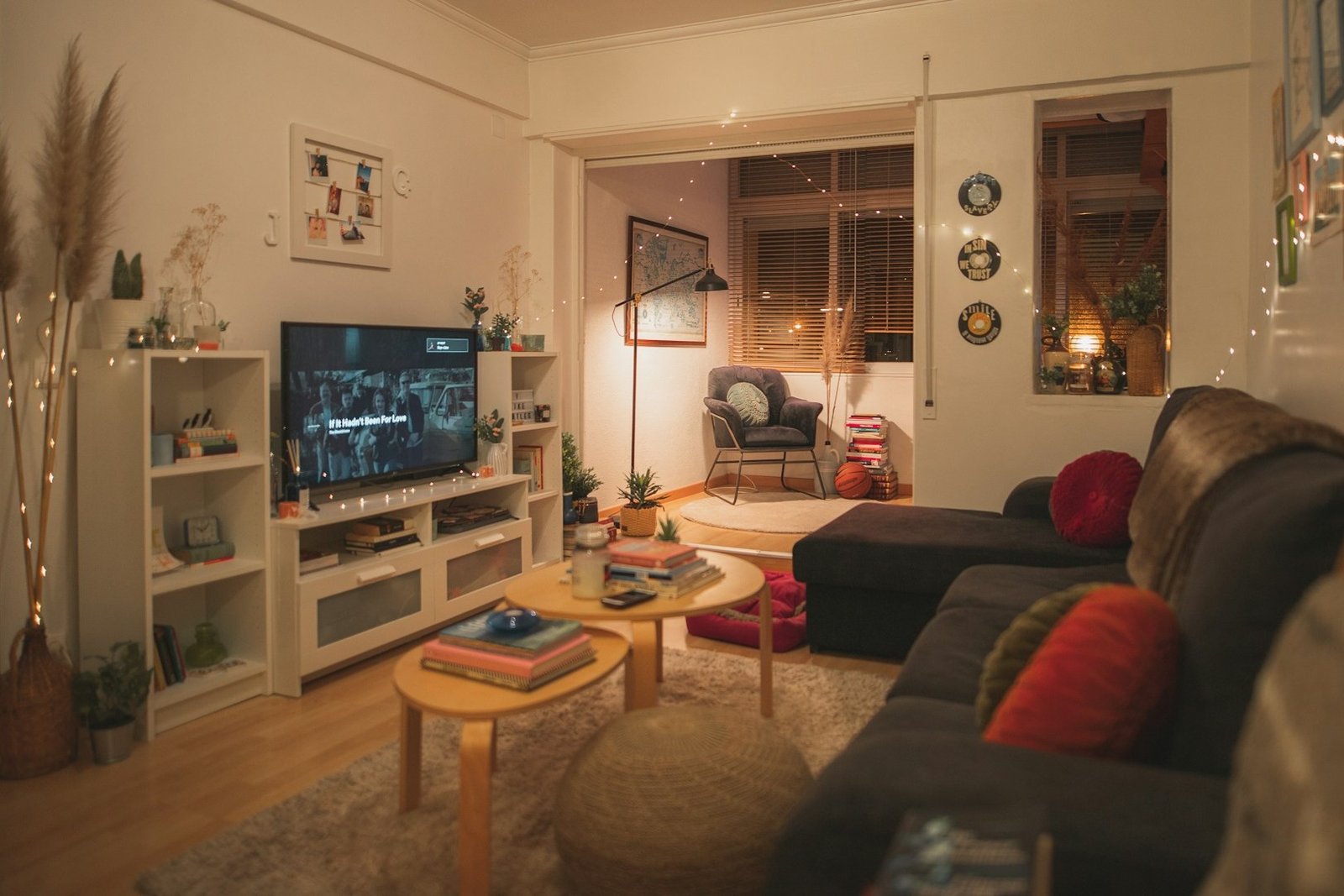 Person drückt auf eine Tischecke zur Stabilitätsprüfung