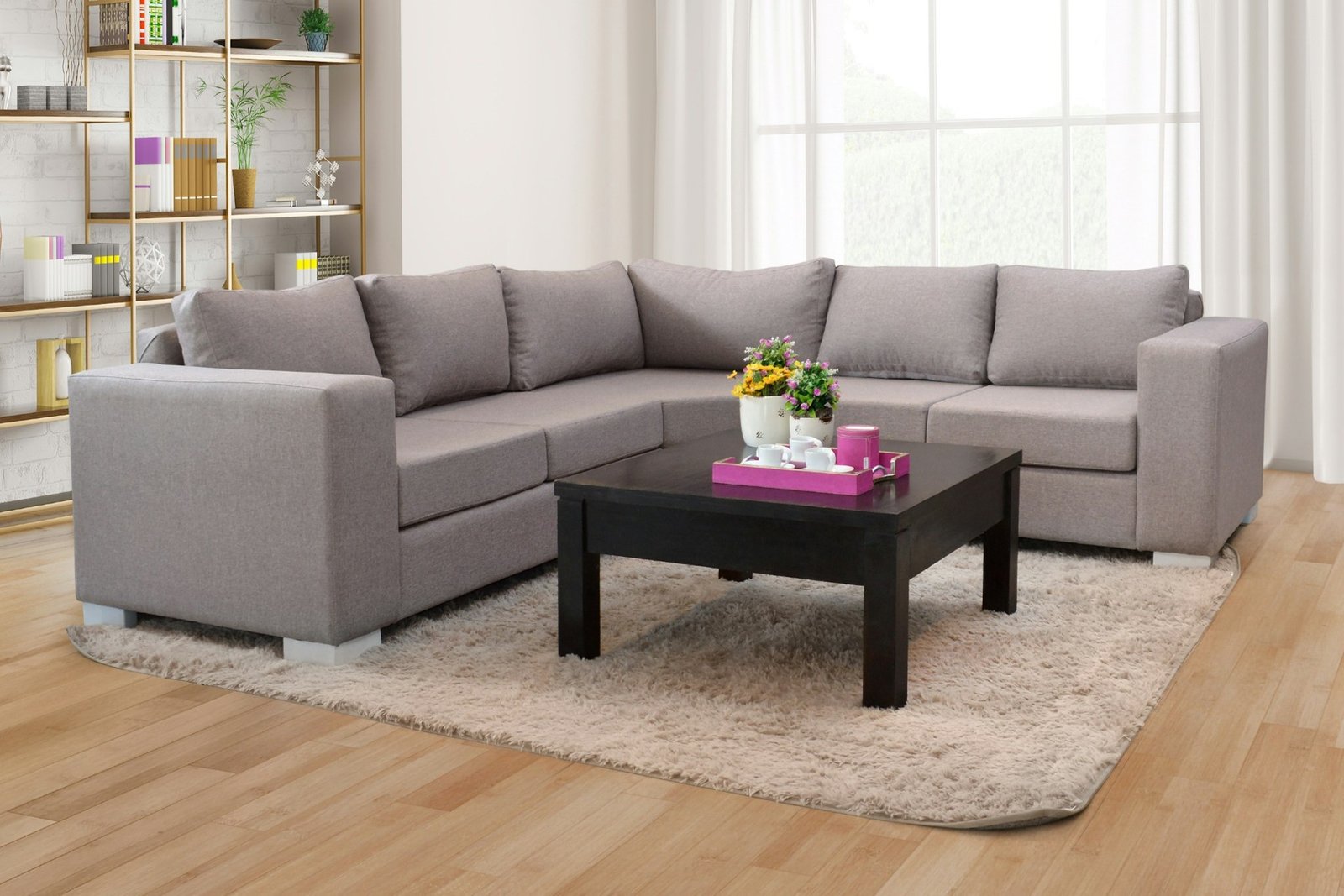 Tisch auf scheinbar ebenem Boden im Innenraum