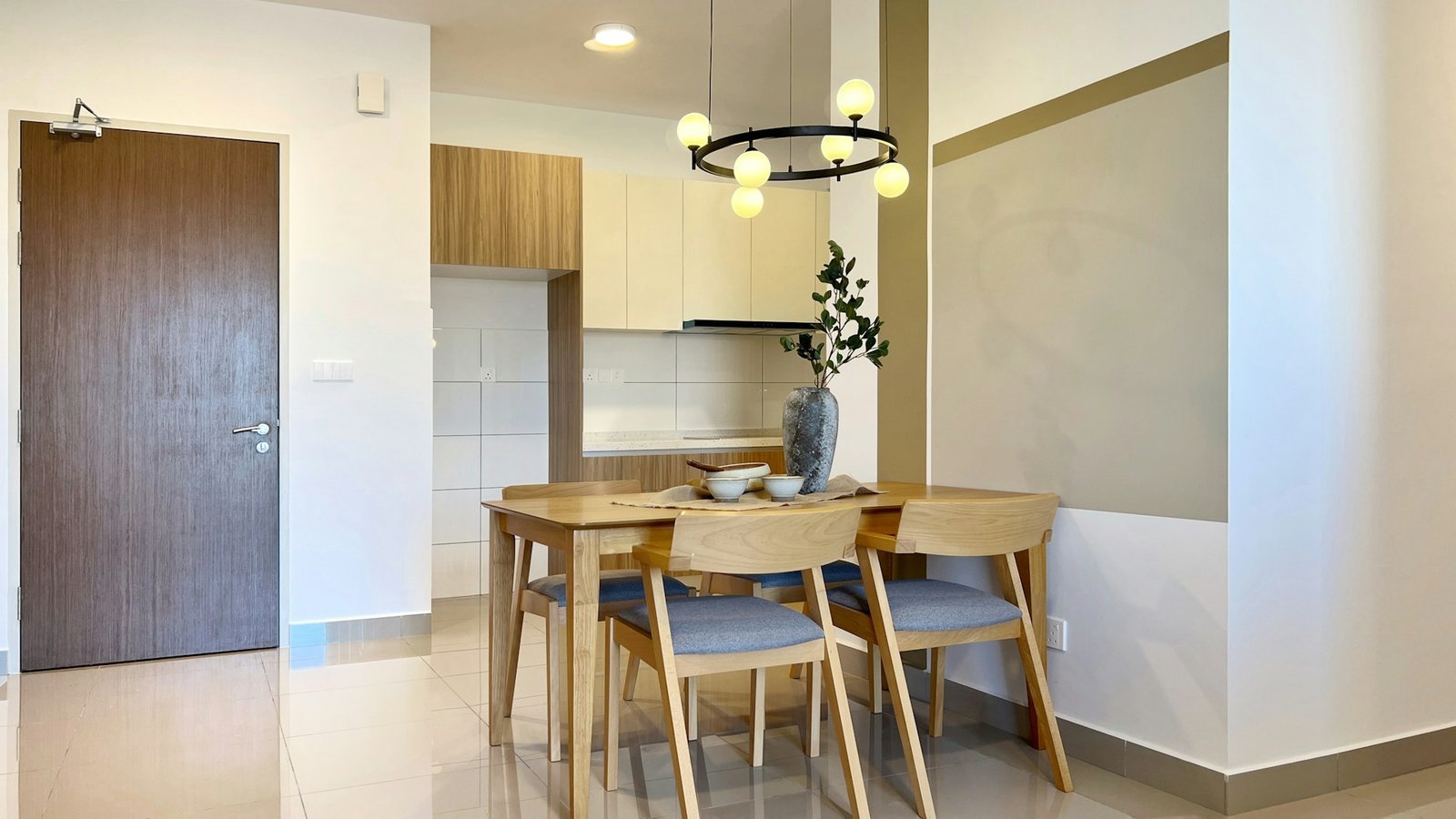 Tisch auf glattem Boden, leicht verschoben