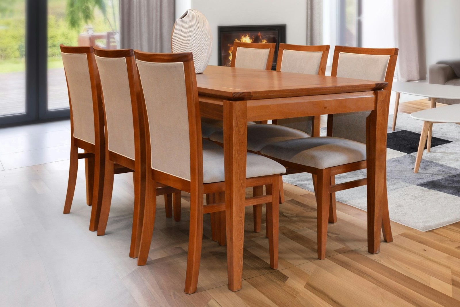 Esstisch auf hellem Laminatboden