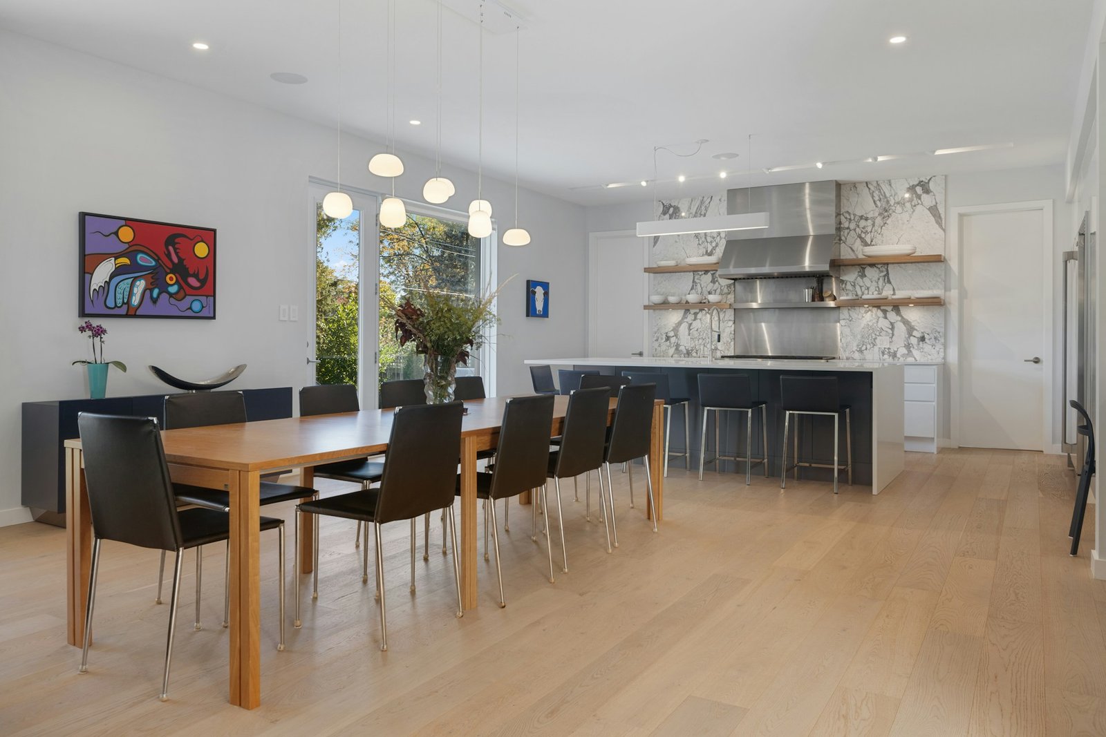 Esstisch auf sehr glattem, neuem Boden