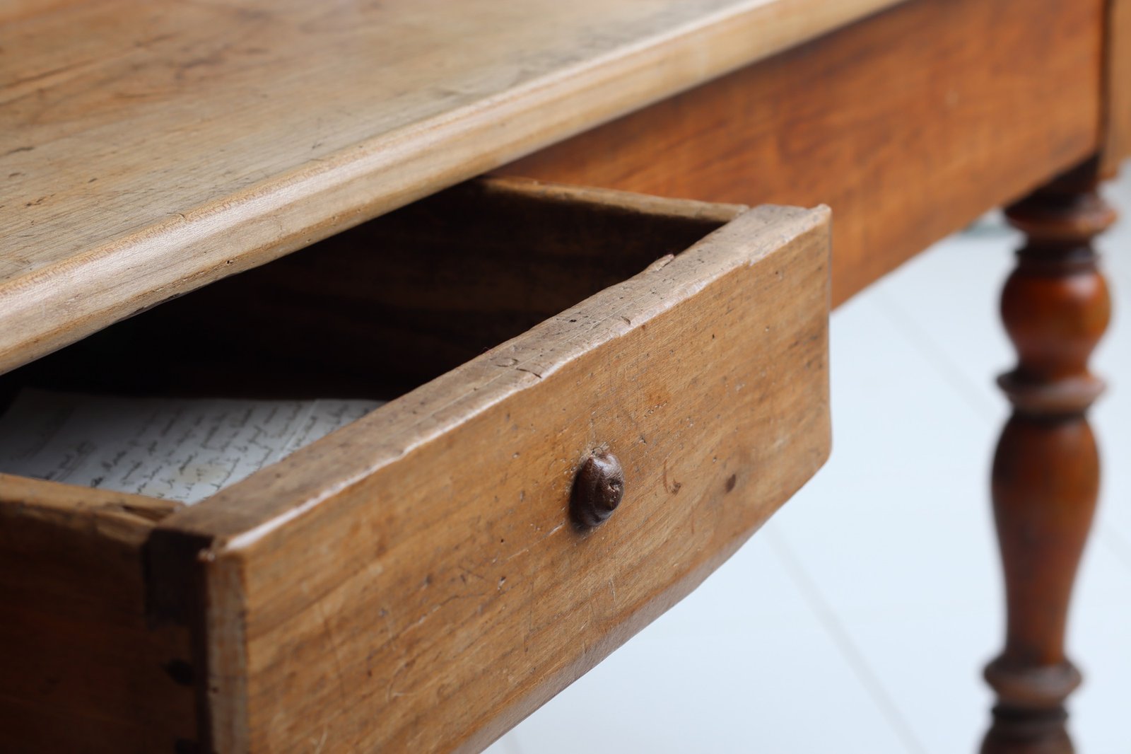 Alter Holztisch mit Gebrauchsspuren