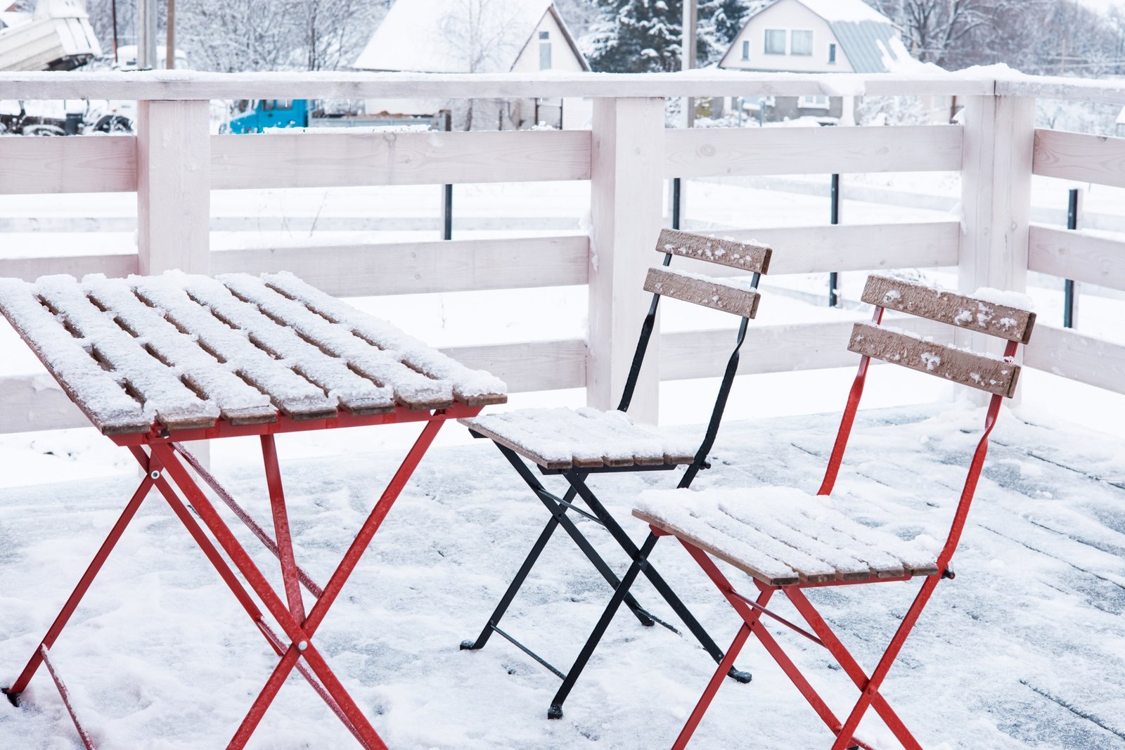 Gartentisch im Winter auf der Terrasse