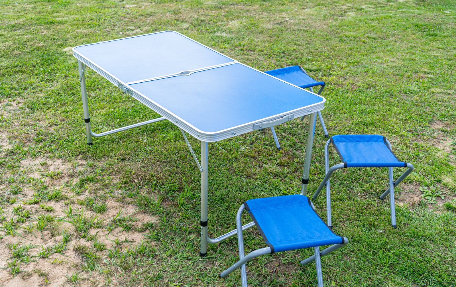 Aufgeklappter Klapptisch im Außenbereich
