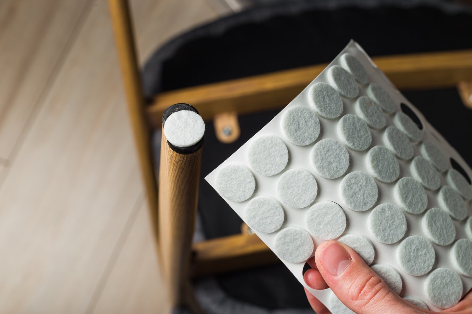 Möbelgleiter, Unterlegkeil und Antirutschpad im Vergleich