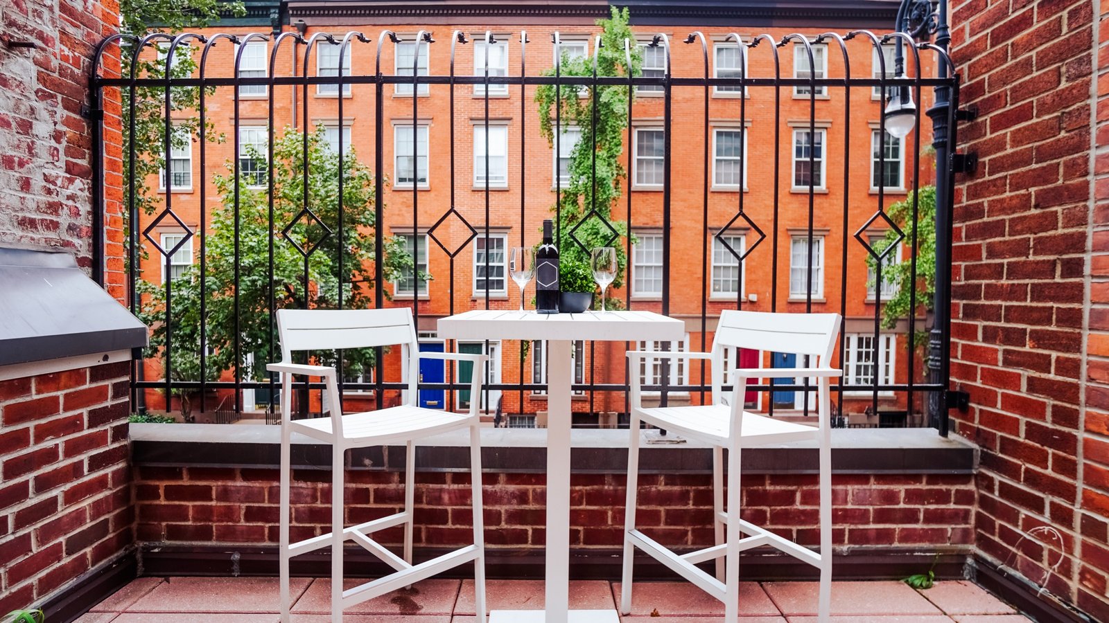 Tisch auf Balkon mit Fliesenuntergrund